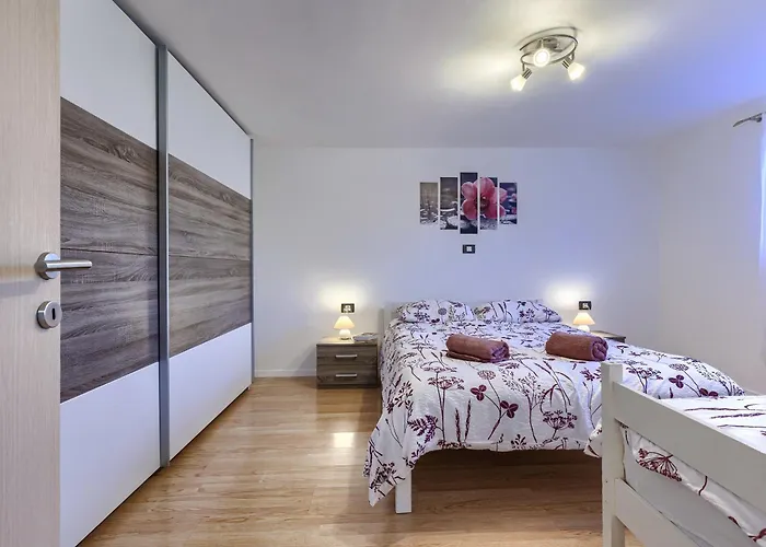 Paola Apartment Krsan